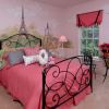 Нежная и романтичная розовая спальня.