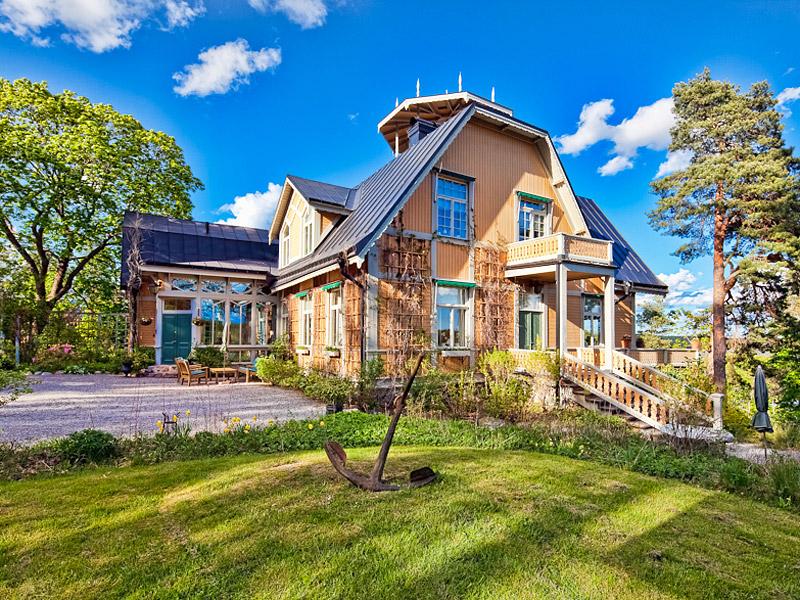 Lakeside-Country-House-in-Sweden-with-Rooftop-Veranda-scandinavian-interiors-2
