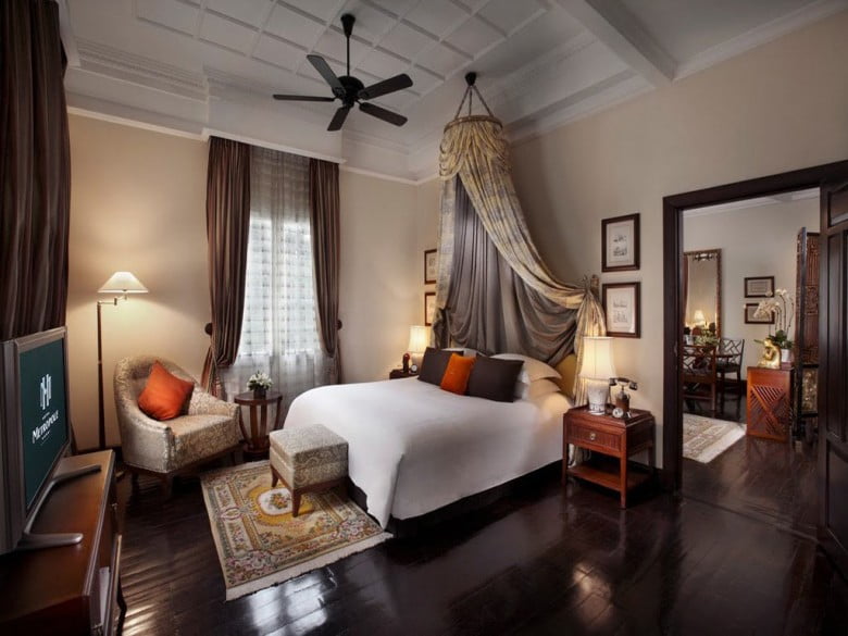 charming-futuristic-colonial-bedroom-interior-design-780x585