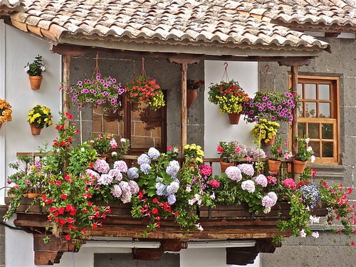 Beautiful-Balcony-Garden-Home-Design-1