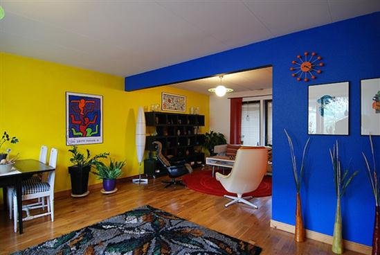 Colorfull-Modern-Living-Room-Interior-Blue-Yellow-Wall-Paint-Image