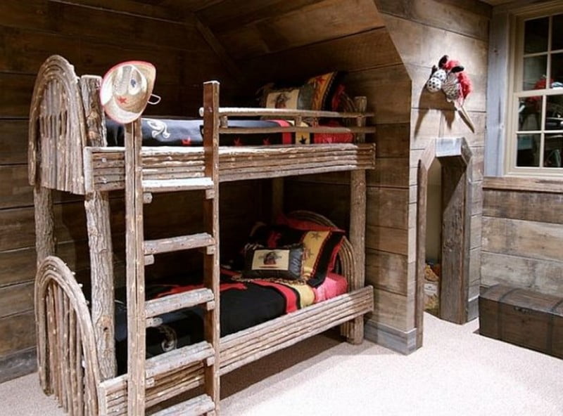 rustic-bunk-bed-for-two-with-wooden-accents-915x677