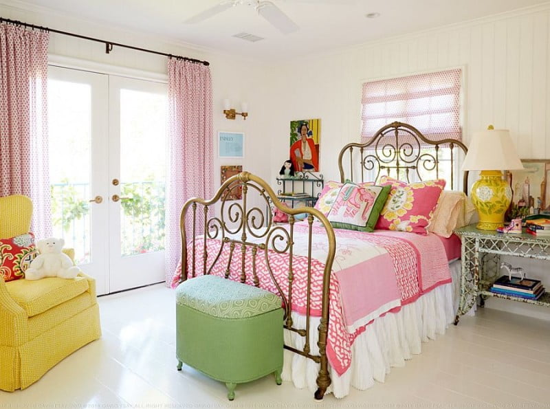 Lovely-bedroom-showcases-the-beach-cottage-look-of-shabby-chic-style