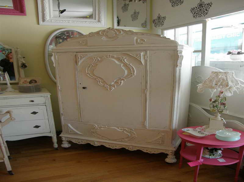 Shabby-Chic-NYC-Furniture-with-classic-cabinet