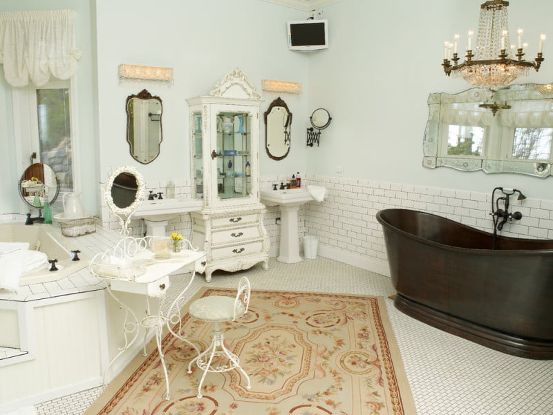 Stunning-Shabby-Chic-decorating-ideas-for-Foxy-Bathroom-Eclectic-design-ideas-with-antique-area-rug-copper-bathtub-drop-in-tub-mismatched-mirrors-shabby-chic1