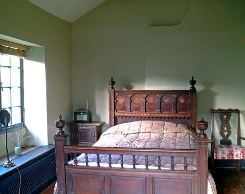 old-english-cottage-bedroom