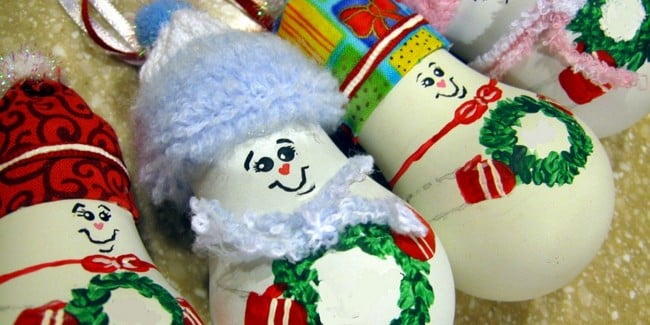 Ideas-for-Christmas-ornaments-made-from-light-bulbs