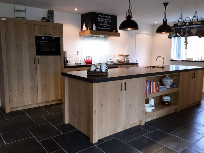 Keuken-in-landelijke-stijl-met-kookeiland-Gemaakt-door-Geert-Bouten.1419241404-van-GeertBouten