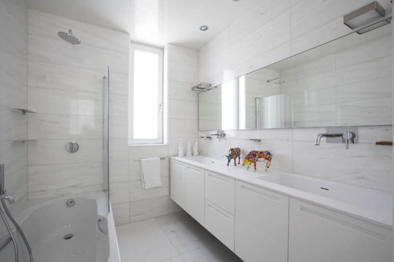 Luxury-Home-Design-White-Bathroom-Interior