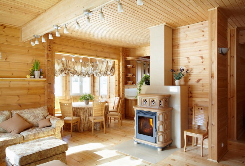 inside_finnish_wooden_log_house-800x544