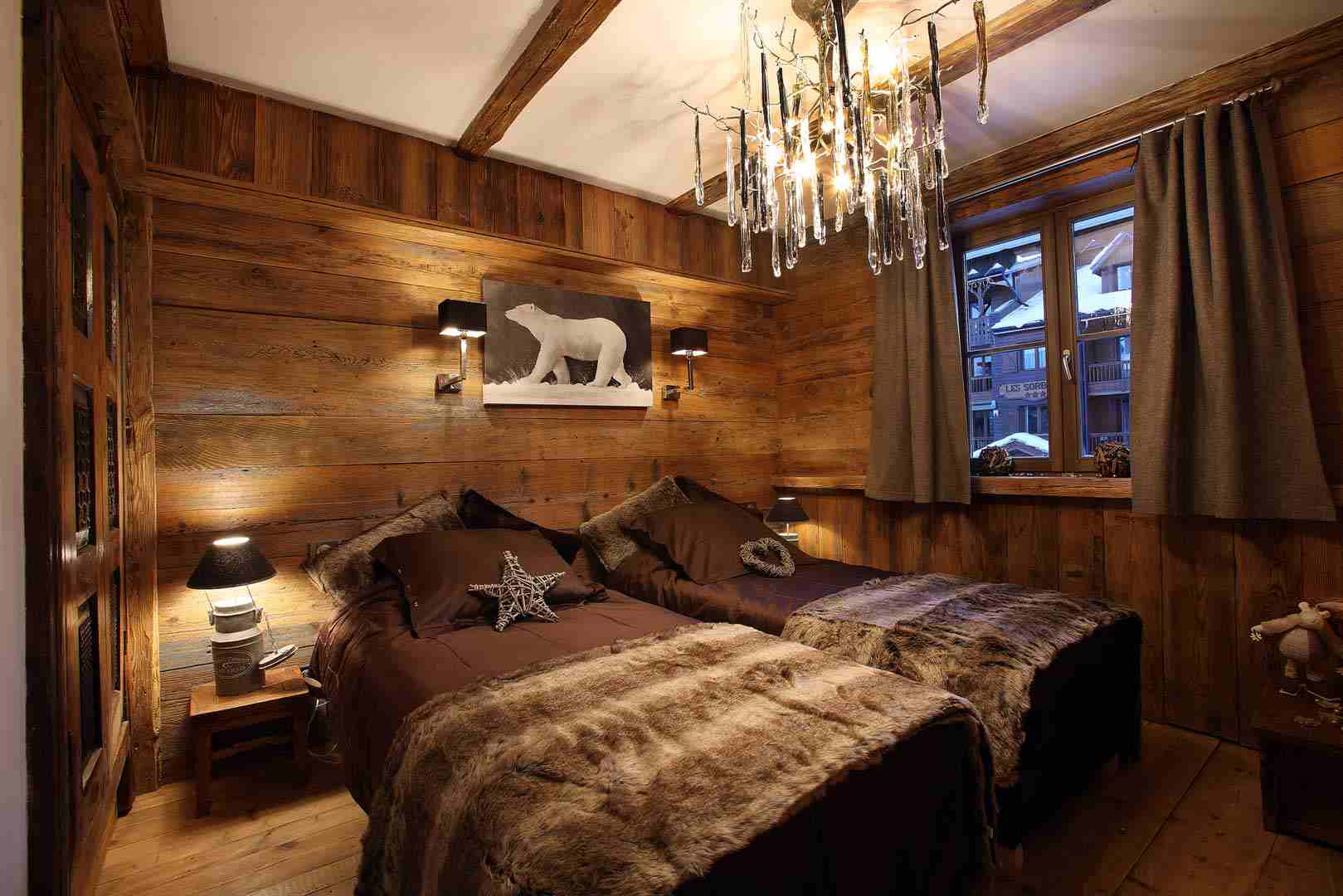 déco-intérieur-style-chalet-chambre-coucher-murs-revêtement-bois