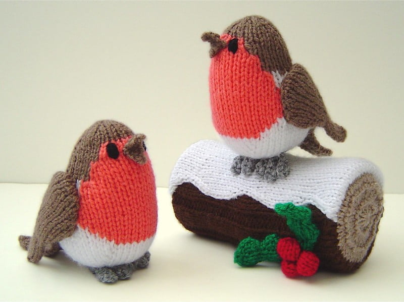 knitted_robins_and_yule_log