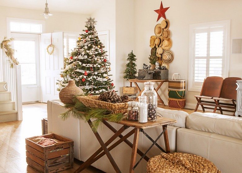 decorations-noel-originales-style-country-chic-sapin-chapeaux