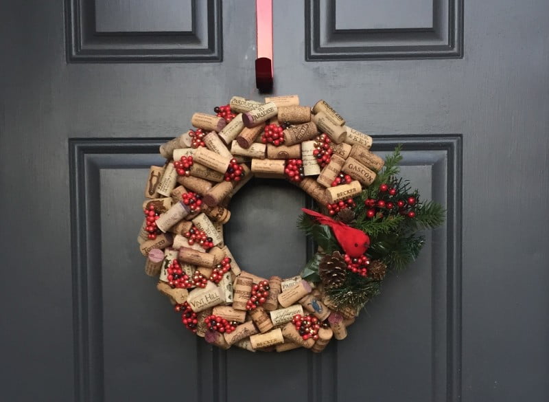 wine-cork-wreath-finished-up-close3-e1416925200890-1